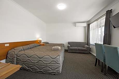 Family Room (2-4 Adults)