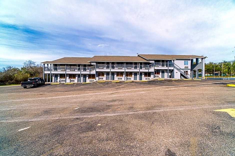 Regency Inn Three Rivers I-37