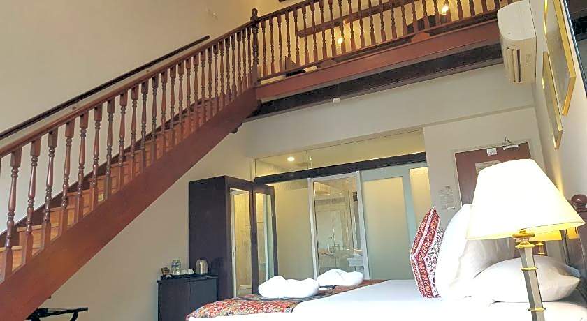 Heeren Straits Hotel