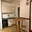 Appartement entier: chambre, cuisine + terrasse au calme sur jardin.