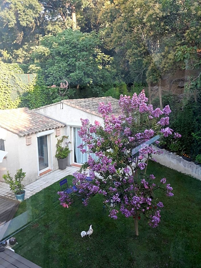 Dans UN JARDIN BB et JACUZZI