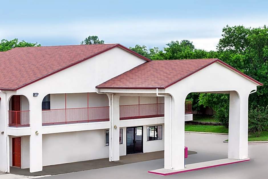 Photo 1 of 14 of Deluxe Inn Denton