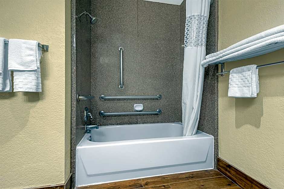 Best Western Plus Shamrock Inn & Suites