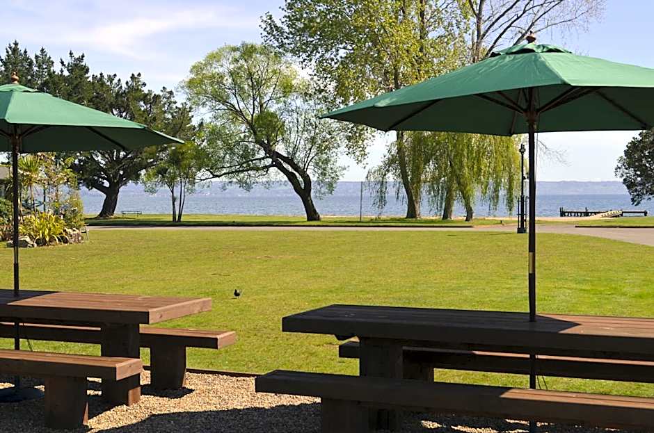 Cedarwood Lakeside Motel & Conference Venue