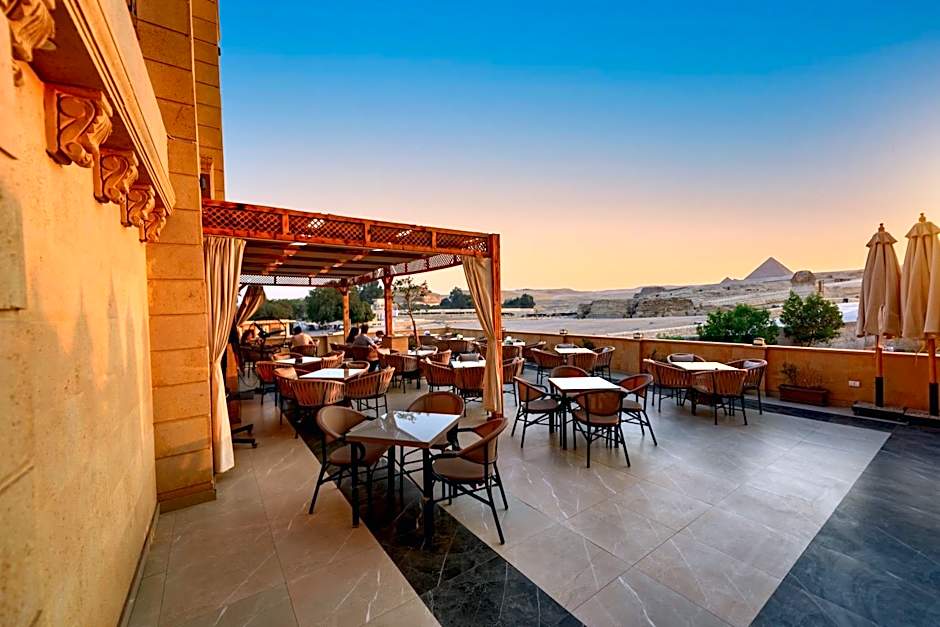 The Gate Hotel Front Pyramids & Sphinx View