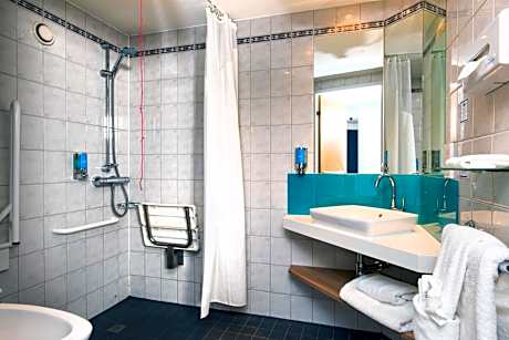 Standard Twin Room with Free Hot Breakfast - Accessible