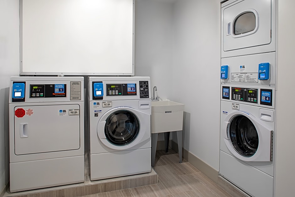 Holiday Inn Express & Suites Woodside LaGuardia Airport By IHG