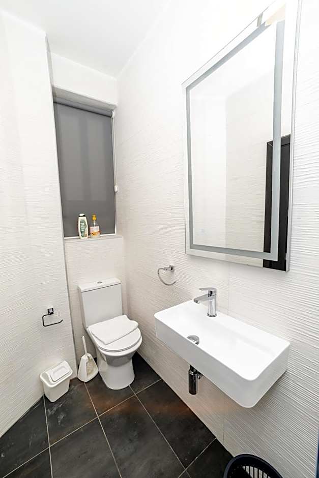 Spacious 2BR Apartment with Terrace - by HostMT