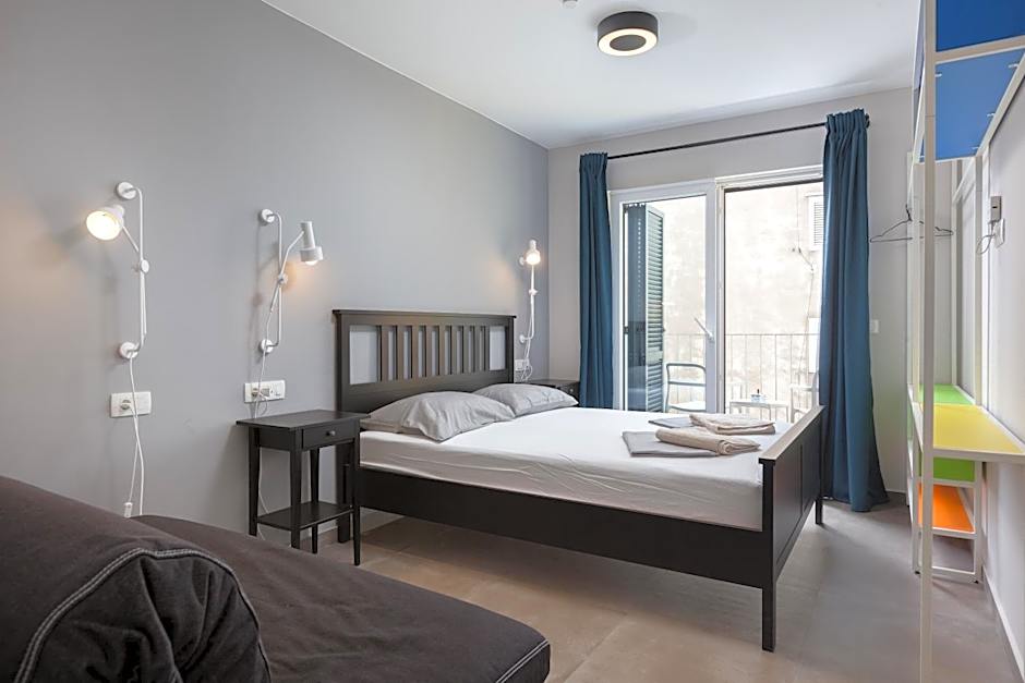 SUBTUB Hostel Makarska