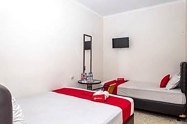 RedDoorz near Alun Alun Bandung 2