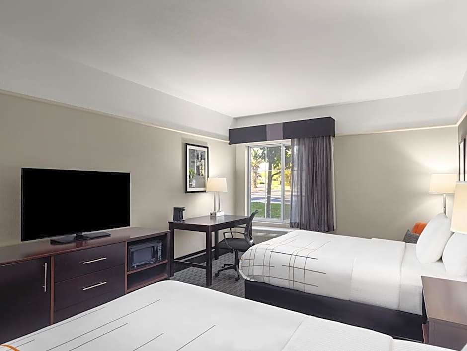 La Quinta Inn & Suites by Wyndham Santa Clarita - Valencia
