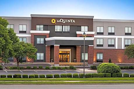 La Quinta Inn & Suites by Wyndham Springfield Airport Plaza