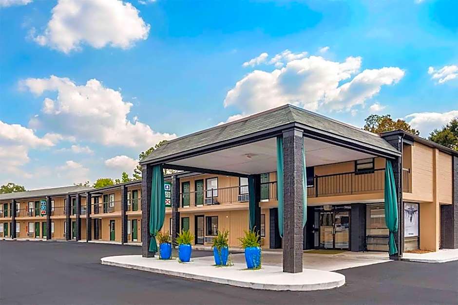 Super 8 by Wyndham Daleville/Fort Novosel