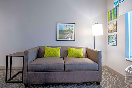 2 Queens Room With Fridge And Microwave