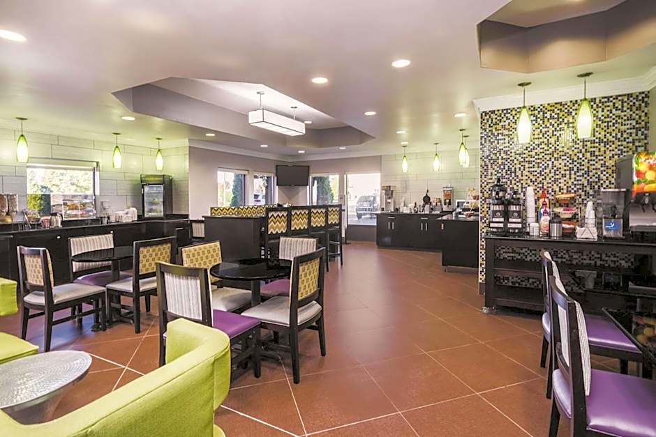 La Quinta Inn & Suites by Wyndham Louisville East