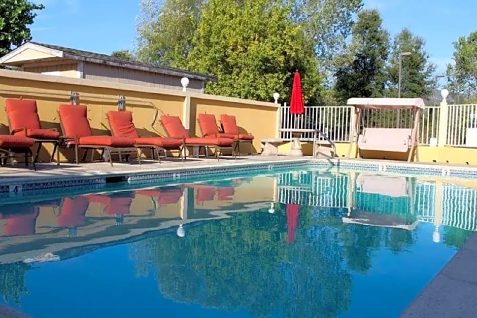 Upper Lake Inn & Suites