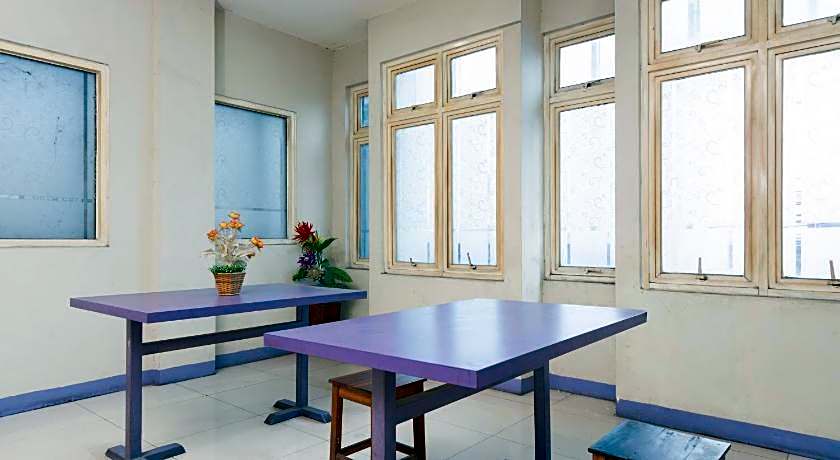 RedDoorz Plus near Stasiun Bekasi