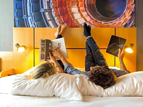 Wheelchair-accessible room with a double bed (63 x 79"/160 x 200 cm)