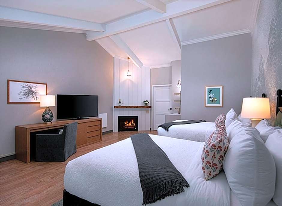 Fireside Inn on Moonstone Beach