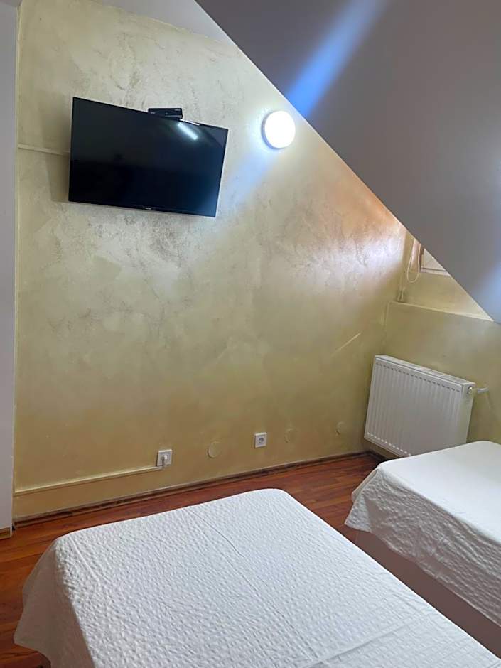 KM 80 Restaurant & Hotel