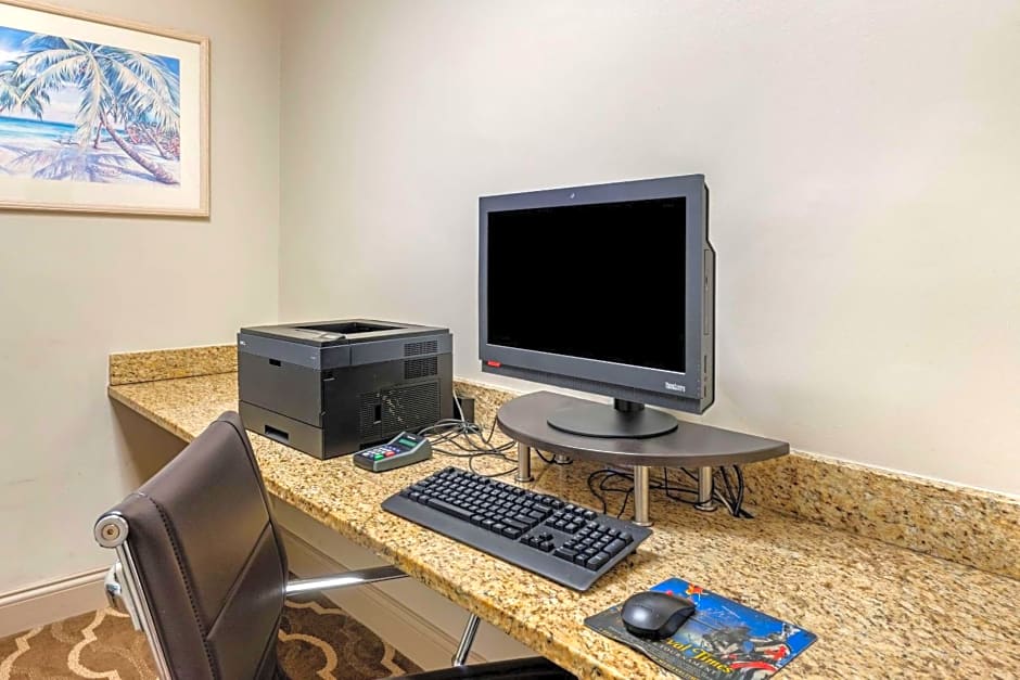 Comfort Suites Maingate East