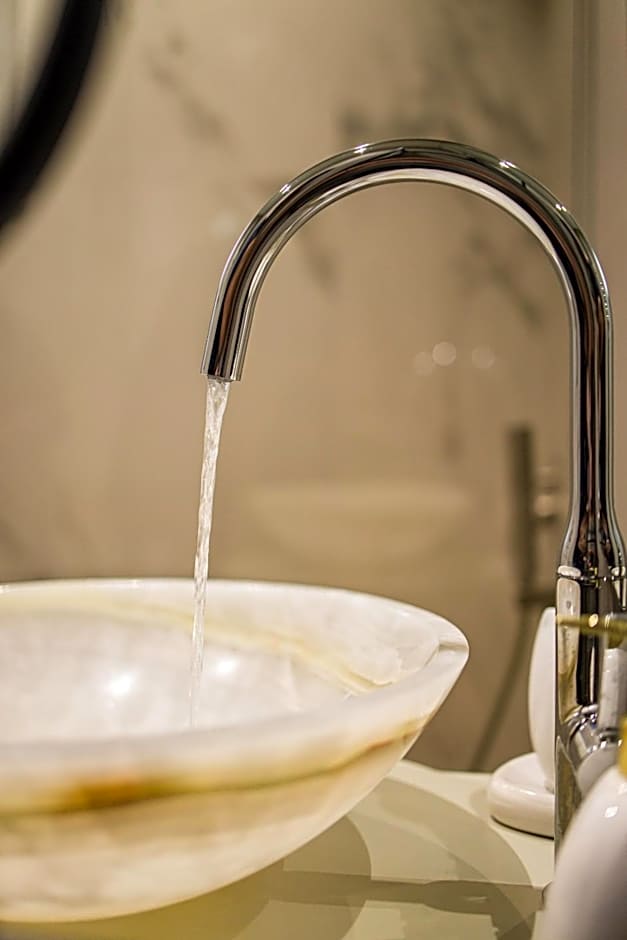 IO Luxury Pool & Hot Tub Suites