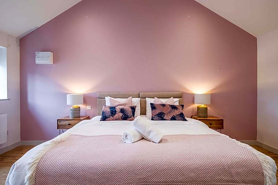 King Deluxe Ensuite with Shower-Bath and Courtyard View - Fawcett