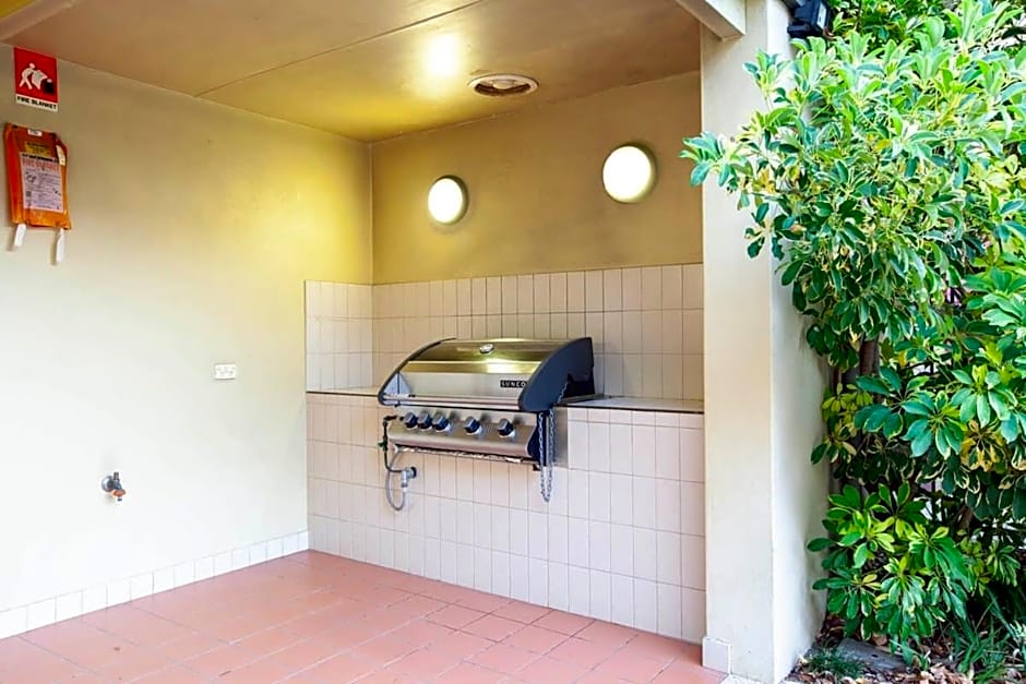 Exclusive Northbridge Apt w Wi-Fi Pool