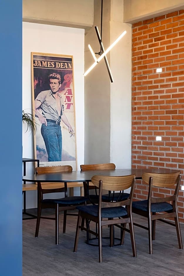 Loft In The Heart Of Americana, Have An Artsy Stay
