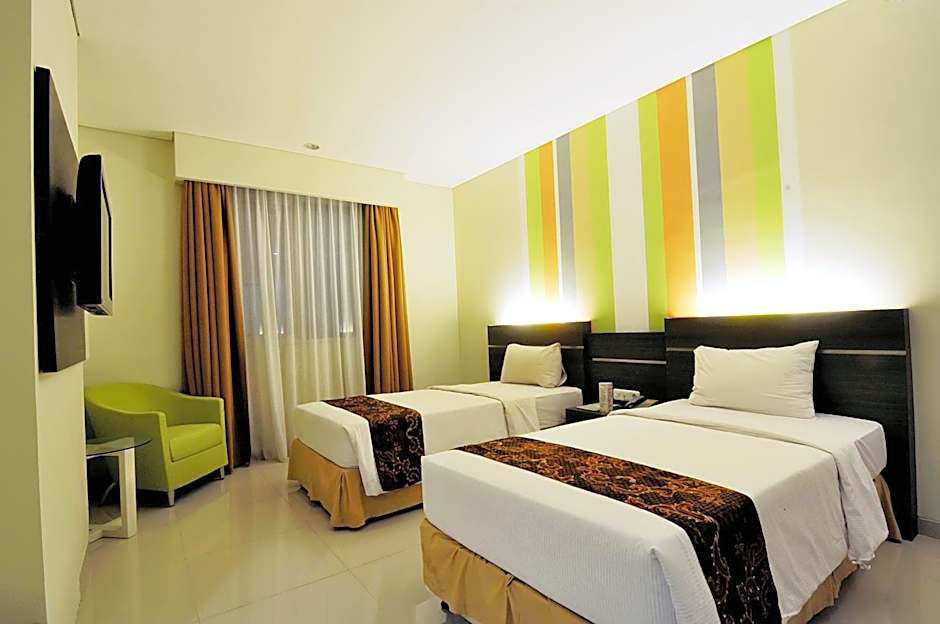Pose In Hotel Solo