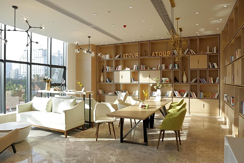 Atour Hotel Maoming High-speed Railway Station People Square