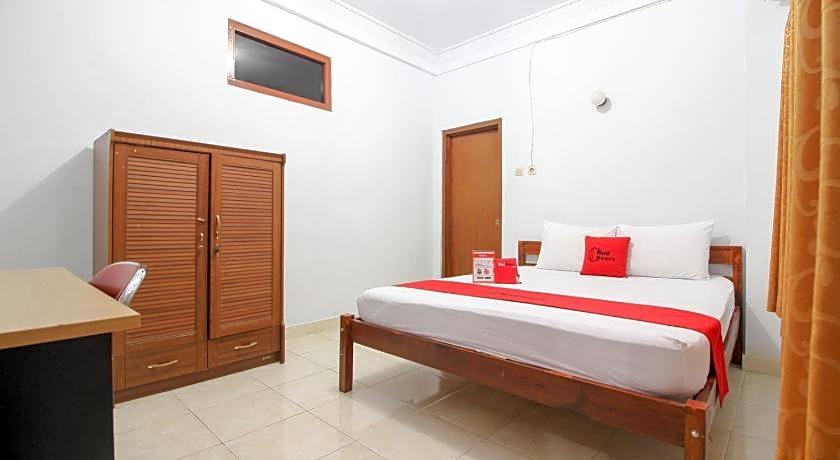 RedDoorz Plus near Alun Alun Selatan