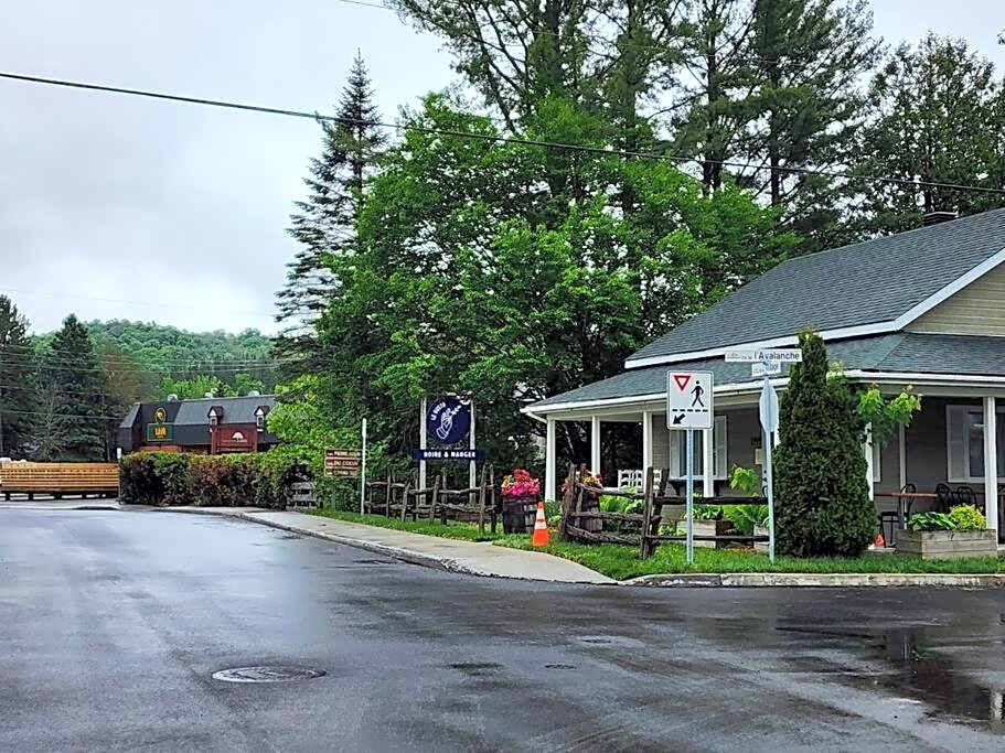 Chalet du Village - Rustic charm, lake - beach access