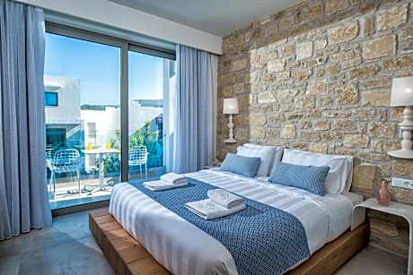 Suite with Pool View - Split Level