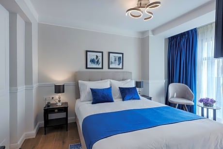 Deluxe Room with Bathtub