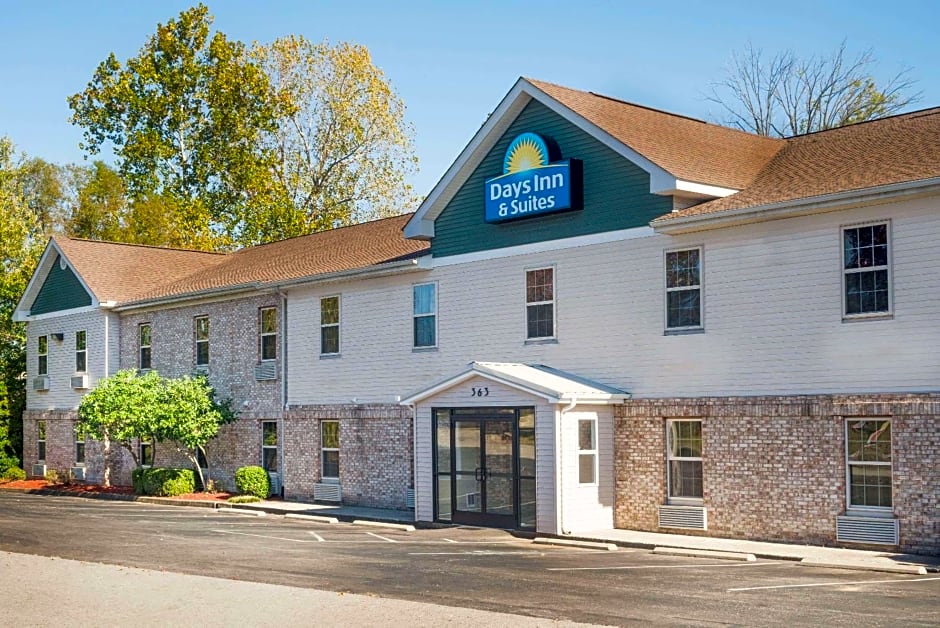 Days Inn & Suites by Wyndham Sellersburg