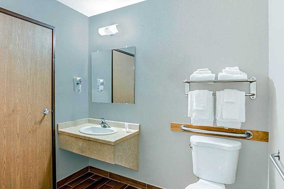 Super 8 by Wyndham Green Bay Near Stadium