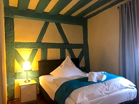 Deluxe Double Room (2 Adults + 1 Child)