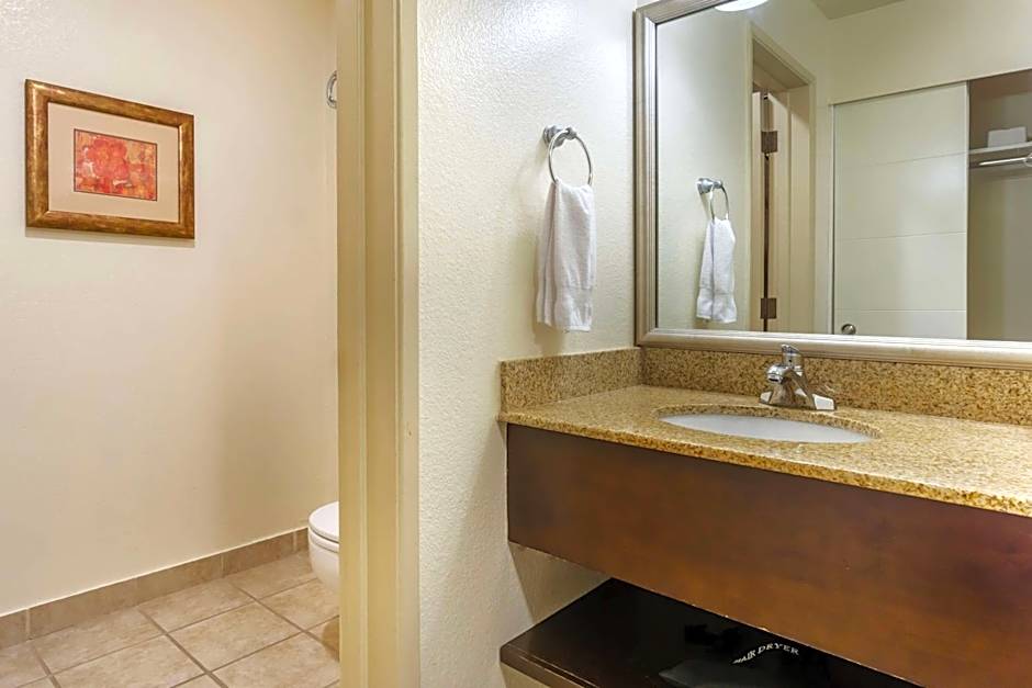 Best Western Plus Edmonds Harbor Inn