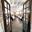 Logis Hôtel Restaurant La Vieille Auberge, Art and Gallery
