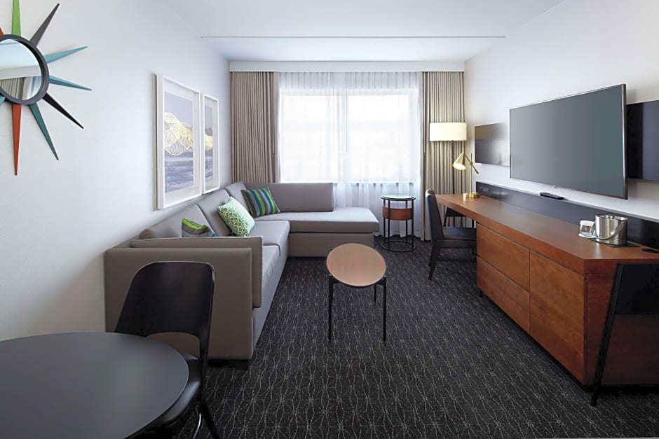 DoubleTree By Hilton Montreal Airport