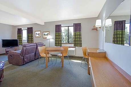 Queen Suite - Non-Smoking