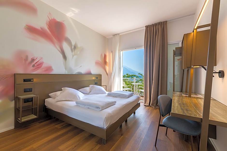 Hotel Baia Azzurra - Lake Front