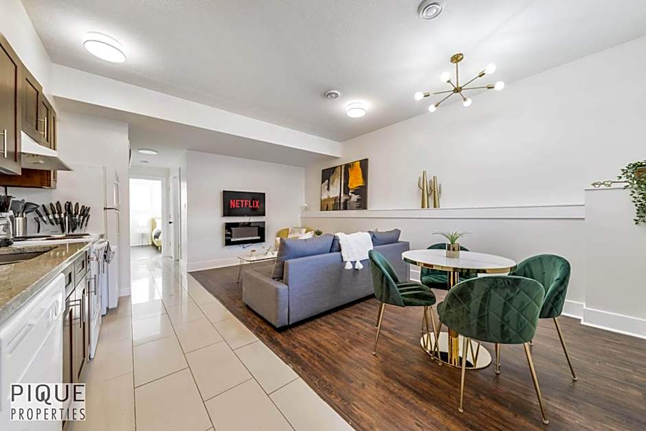 Tropical Oasis - King Beds - Free Netflix & Parking - Fast Wi-Fi