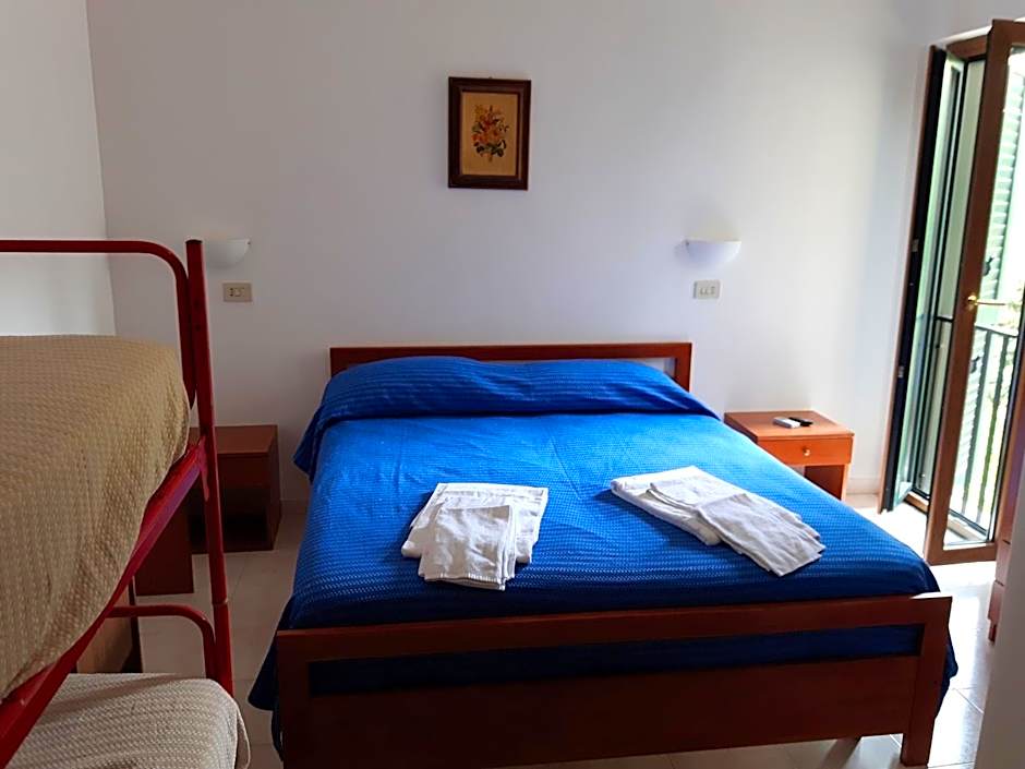 Photo 1 sur 5 de Quadruple Room
