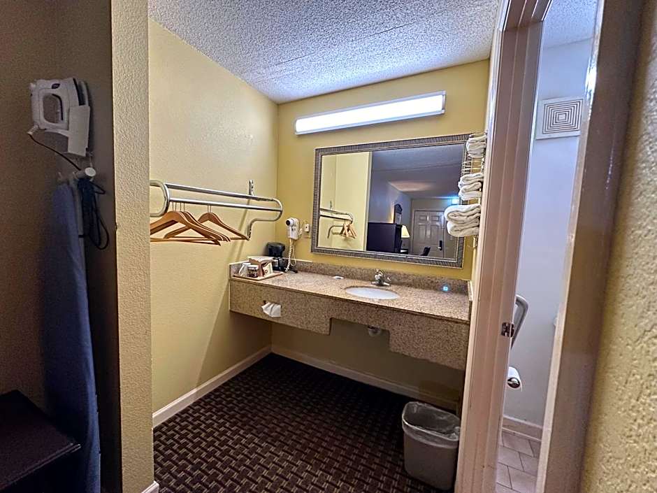 Royal Inn - Anniston