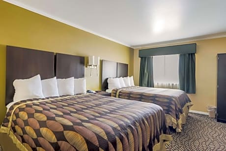 Suite - 3 Queen Beds, Non-Smoking, High Speed Internet Access, Refrigerator, Full Breakfast