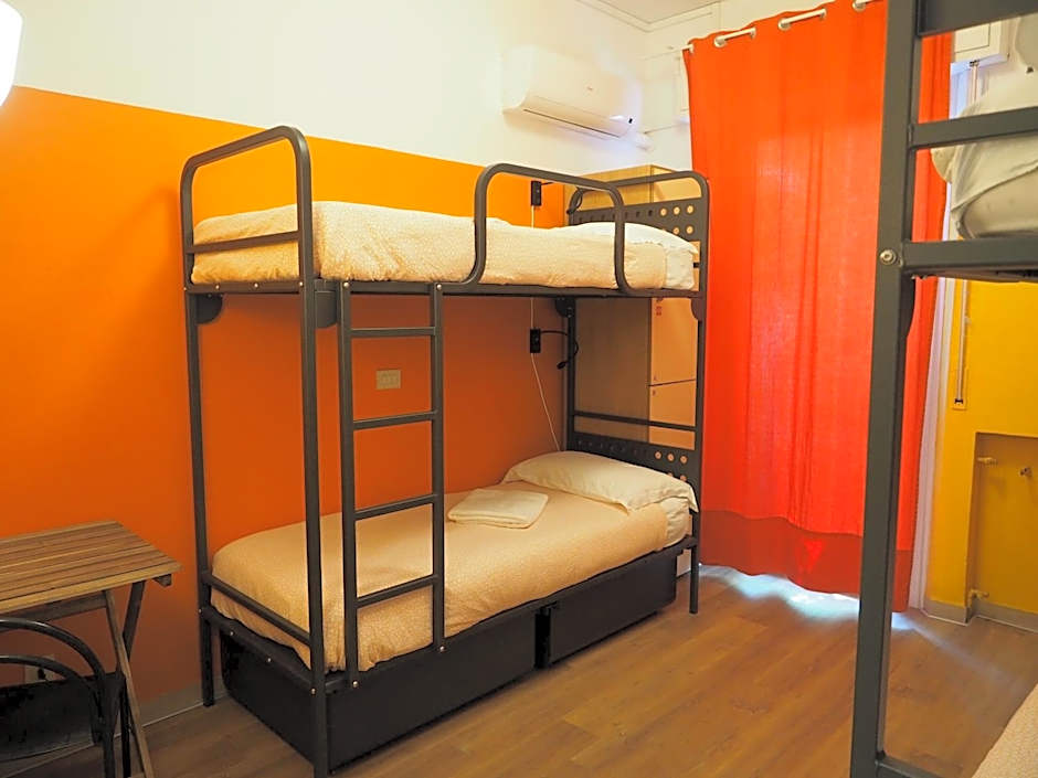 Sunflower Beach Backpacker Hostel & Bar