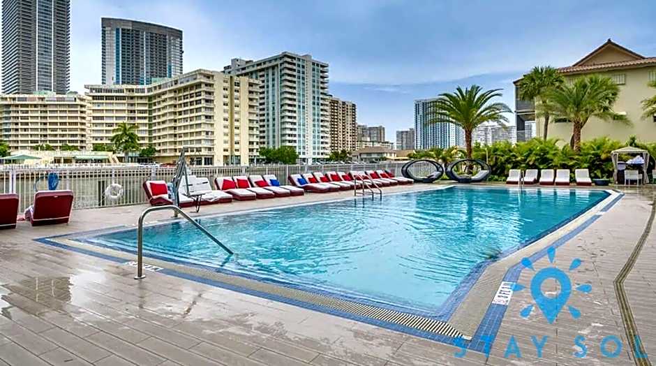 Spectacular View wBalcony Pool