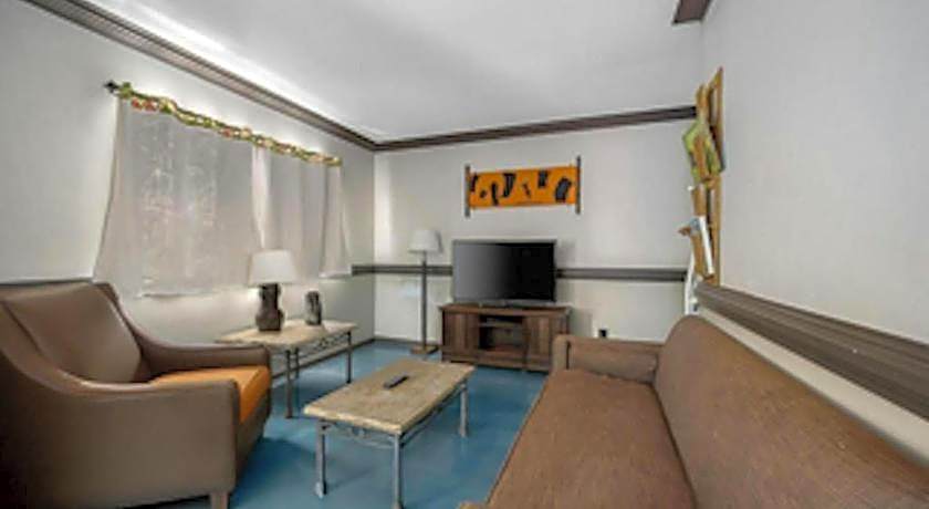 Caliente Tropics Hotel